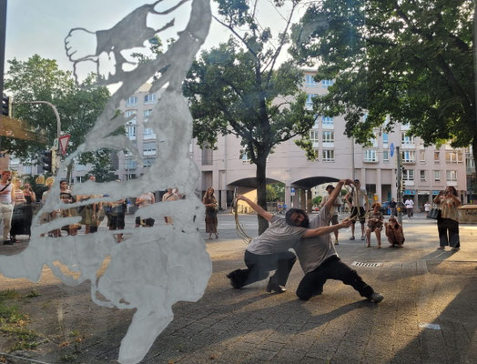 Performance von Clara Magarin und Soheil Honarmand zur Videoinstallation von Flora Güldenpfennig, Foto: Karin Gerlach
