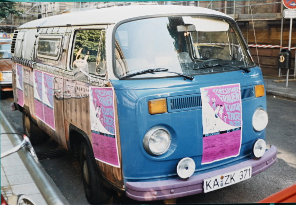 VW-Bus mit Plakaten der Frauenkulturtage 1987, Foto credits: Sabine Zürn
