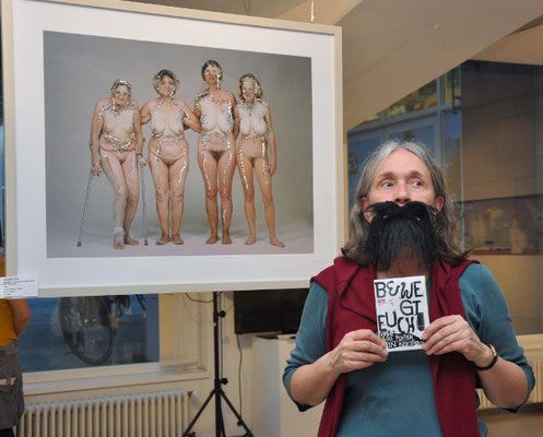 GEDOK-Ausstellung EKT 2018: BOTOX FÜR ALLE, Ute Reisner mit Flyer BEWEGT EUCH, li: Annegret Soltau: Generativ - Selbst mit Tochter, Mutter und Großmutter, Fotovernähung 1994/2018, Foto: Anna Maria Letsch