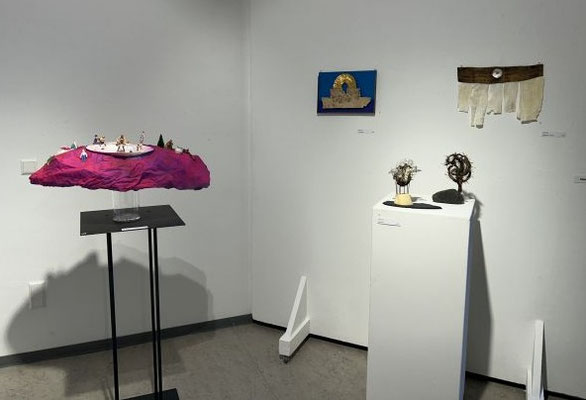 Ausstellung schwebend! leicht! Angewandte Kunst und Art Design, kleiner Galerieraum, Fotos: Christa Hartnigk-Kümmel (CHK)