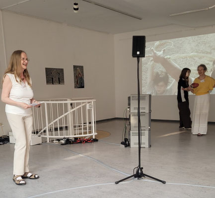 Klara Beck und Flora Güldenpfennig (HfG): Begrüßung Sabine Schäfer, Foto: Karin Gerlach