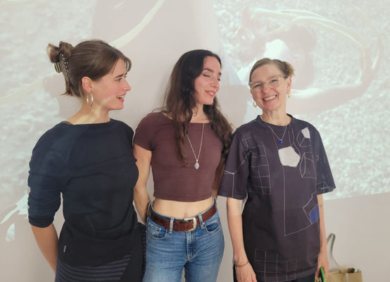 Klara Beck und Flora Güldenpfennig, Prof. Susanne Kriemann, Foto: Karin Gerlach