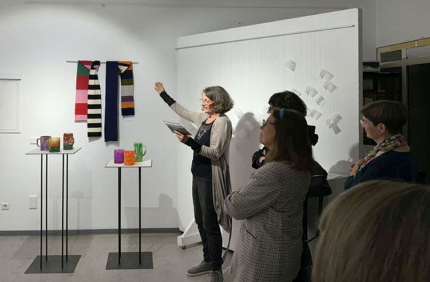 Halbe Sachen, Vernissage: Ursula Zetzmann, Performance „Halbe Sachen – Volle Kunst“, Foto: Sarah Menges