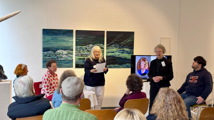 Gedenklesung für Brigitte Eberhard am 12.04.2026: Vortrag Liss Geißler und Christa Hartnigk-Kümmel, Foto: Helga Essert-Lehn