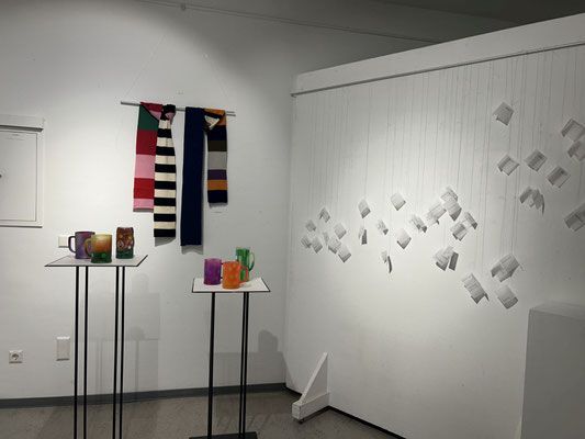 HALBE SACHEN. Fachgruppe Angewandte Kunst / Art Design, Schals von Helga Weilacher Stieler