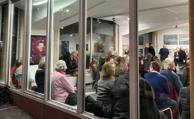 Vernissage MIGRATION VERLUST ODER FREIHEIT, Blick in die Galerie, Foto: Sarah Menges