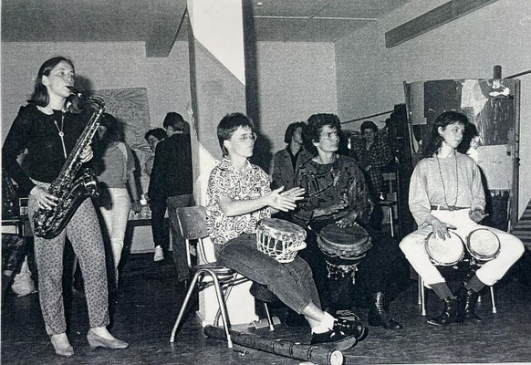 Frauenfest im Südstadtforum, Augartenstraße, 1988, Trommelgruppe Silke Peters mit Ute Reisner tsax