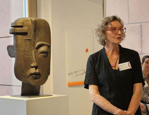 Vernissage „Asymmetrie“. 70 Jahre Städtepartnerschaft Karlsruhe und Nancy 2025, Meggi Rochell, Thinking Head, Keramik Skulptur, Foto: Anna Maria Letsch