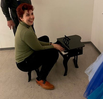 Veronika Reutz Drobnić mit Toy Piano, Foto: Liss Geißler