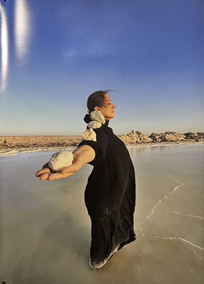 I am Right Here: Farzaneh-Soleimani-Neisiani, Performance-Foto: Maedeh Mohamad Gholi, Hosein Moradi; Foto: Anna Maria Letsch 