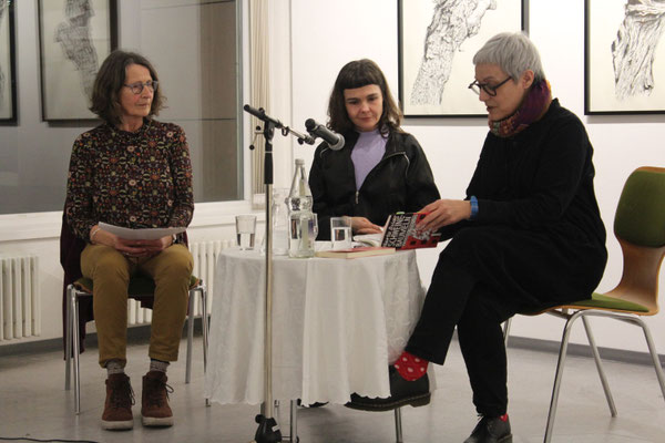 Lesung in der GEDOK Galerie mit Marta Dzido, re: Renata Makarska, li: Ursula Zetzmann, Foto: Krystyna Frindik
