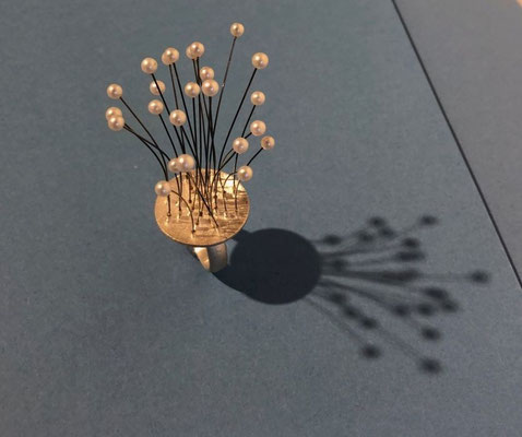 schwebend! leicht! Angewandte Kunst und Art Design: Michaela Wiecek, Schmuck, Foto: CHK