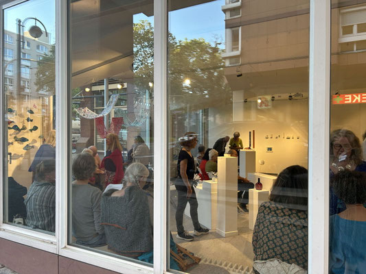 Blick durchs Galeriefenster - Vernissage schwebend! leicht! am 22.05.2026, Foto: Sarah Menges