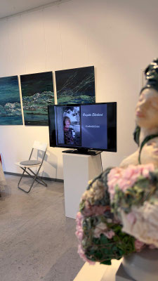 Gedenklesung für Brigitte Eberhard am 12.04.2026: Präsentation, innerhalb der Ausstellung BLAU-GRÜNE STILLE, Künstlerinnenforum, Foto: Helga Essert-Lehn