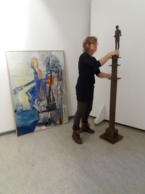 Cornelia Weihe beim Aufbau ihrer Arbeit, Foto: Jutta Hieret