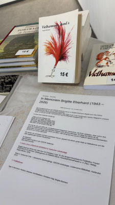 Gedenklesung für Brigitte Eberhard am 12.04.2026 in der GEDOK: Büchertisch, Foto: Helga Essert-Lehn