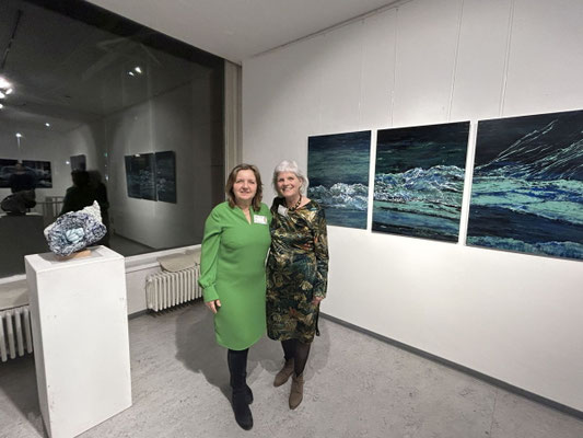 Verok Gnos und Helga Essert-Lehn in ihrer Ausstellung Blau-Grüne Stille im GEDOK Künstlerinnenforum, Foto: Sarah Menges