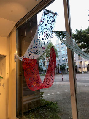 schwebend! leicht! Angewandte Kunst und Art Design: Helga Weilacher-Stieler, Schals (Seidenchiffon), Foto: CHK