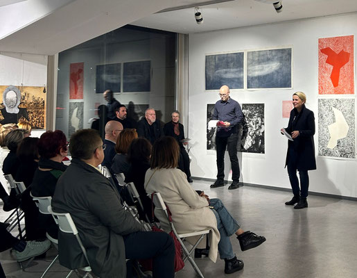 Vernissage MIGRATION VERLUST ODER FREIHEIT: Grußwort Dr. Dominika Szope, Foto: Sarah Menges
