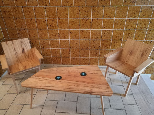Cocktailsessel in Altholz Rüster und Nierentisch in amerikanischem Ahorn