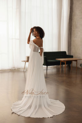Modernes cleanes Brautkleid von Niki Lace mit klarer Silhouette