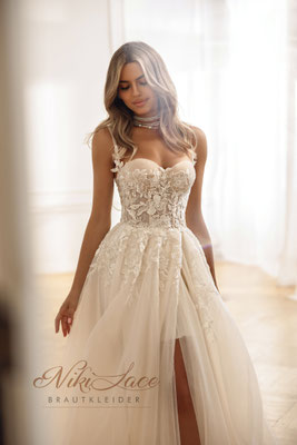Romantisches Brautkleid von Niki Lace mit zarter Spitze