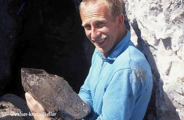 Walter vor der Kluft mit Rauchquarz und Hämatit - Plattenberg Vals Graubünden Schweiz