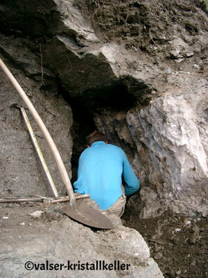 Kluft mit Bergkristall und Hämatit - Plattenberg Vals Graubünden Schweiz