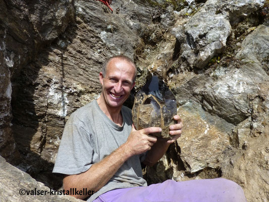 Walter vor der Kluft mit Rauchquarz - Lampertschalp Vals Graubünden Schweiz