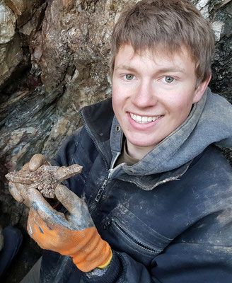 Hannes Casutt mit Bergkristall - Lugnez Graubünden Schweiz Val Lumnezia