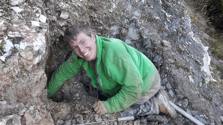 Hannes Casutt am Kluft öffnen mit Bergkristall Siderit - Lugnez Graubünden Schweiz Val Lumnezia