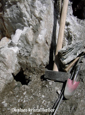 Kluft mit Rauchquarz und Hämatit - Plattenberg Vals Graubünden Schweiz