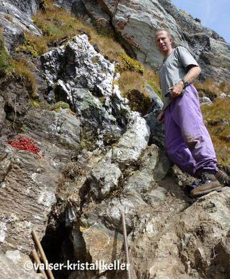 Walter vor der Kluft mit Rauchquarz - Lampertschalp Vals Graubünden Schweiz