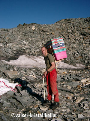 Abtransport der gefundenen Rauchquarze mit Hämatit - Plattenberg Vals Graubünden Schweiz