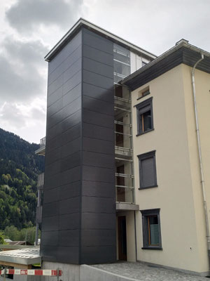 PV Fassade mit farbigen Solarmodulen, Trun