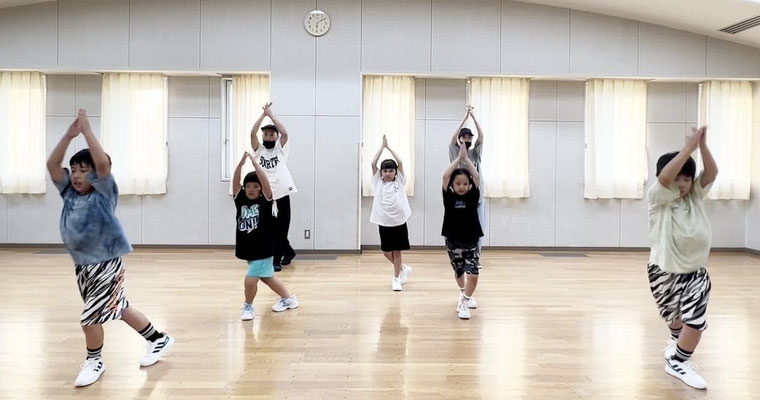 写真は、新しいお友達・しょうこちゃんを迎えて、さらに盛り上がっている若葉区キッズダンススクール Mob squadのレッスン風景♪