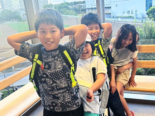 先日の若葉区キッズダンススクール Mob squadのダンスレッスン後に、キッズメンバーのワイワイ風景をママ達が撮影してくださった素敵な1枚♪