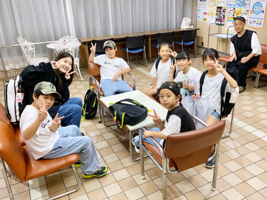 若葉区キッズダンススクール Mob squadの、火曜日・18時クラスのメンバー♪難しいダンスステップに挑戦しています♪