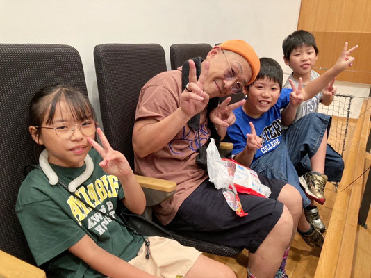 若葉区キッズダンススクール Mob squadのエム先生が出演するダンス発表会に、あさひ、ひなた、こはるちゃん、そしてママ達と応援に行ってまいりました♪