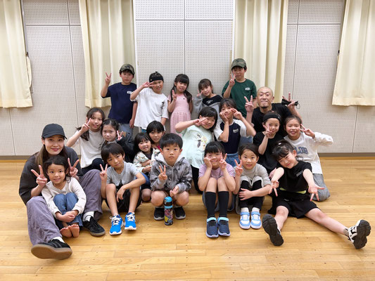 若葉区キッズダンススクール Mob squadのレッスン後の風景♪わいわいととってもにぎやかな、お気に入りの1枚♪