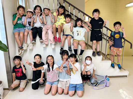 若葉区キッズダンススクール Mob squadのレッスン前♪エレベーターホールを出た瞬間にこんなに可愛い皆が見られたので、思わず写真を撮っちゃいました！♪