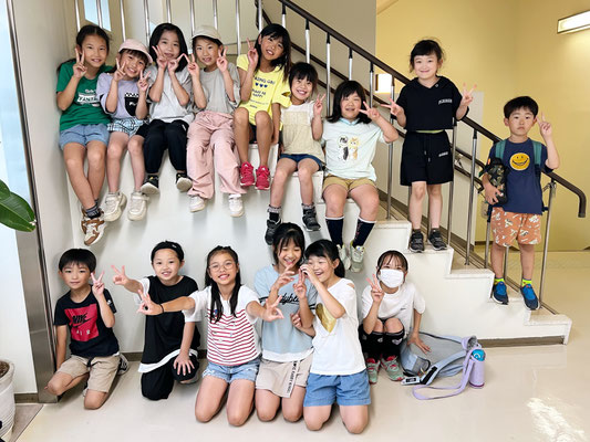 若葉区キッズダンススクール Mob squadのレッスン前♪エレベーターホールを出た瞬間にこんなに可愛い皆が見られたので、思わず写真を撮っちゃいました！♪