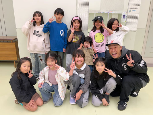 先日、若葉区キッズダンスサークル Mob squadの月曜日クラスに、新しいお友達・ニコが入会をしてくれました♪
