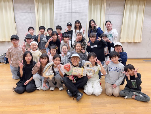 ひと月前になりますが、若葉区キッズダンスサークル Mob squadの皆がサプライズで誕生日のお祝いをしてくれました♪  なんか照れてしまったんだけど、ほんと嬉しかった♪