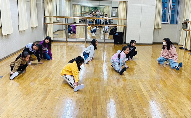 若葉区キッズダンススクール Mob squadのメンバーが自主的にストレッチや練習を始めてくれた風景♪