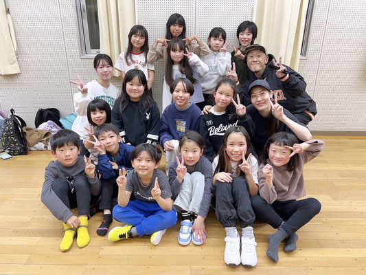 写真は17時クラス♪2025年1発目のレッスン後の集合写真です♪1人のお休みもなく全員集合♪最高のスタートにできました、ありがとう♪