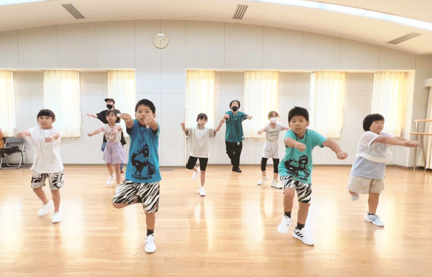 若葉区キッズダンススクール Mob squadのレッスン風景♪この日は体験レッスンで2名のお客様がご参加になられて、ワイワイと本当に嬉しかったです♪