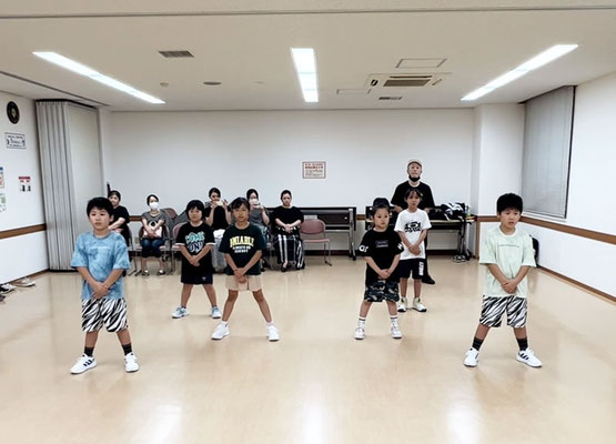 若葉区ダンススクール Mob squadが出演する、12月のダンス発表会に向けての振り付け風景♪皆、普段のレッスンとは一味違った雰囲気をすでに感じてくれて、集中して一生懸命に頑張っています！♪