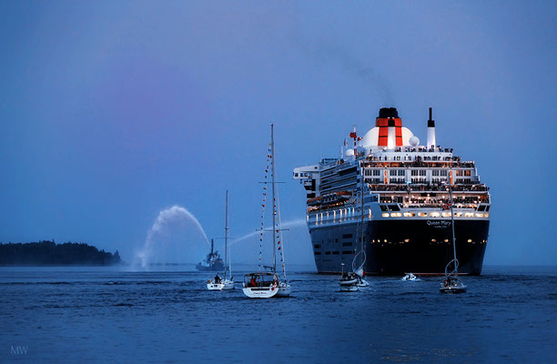 Die Queen Mary 2 läuft aus dem Hafen von Halifax aus,... wir sind froh, dass wir uns das nicht antun müssen. Trootzdem ein toller Anblick. 