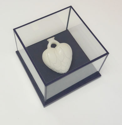 Cœur en porcelaine de Juli About - Vitrine en verre, carton, tissu et papier.